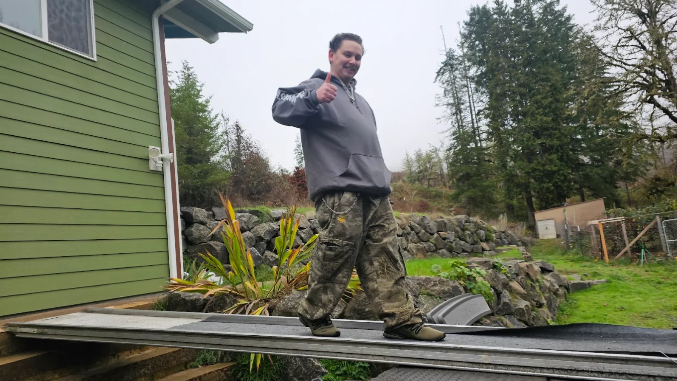 Easier Moving mover giving a thumbs up on the walk ramp after the hot tub carry